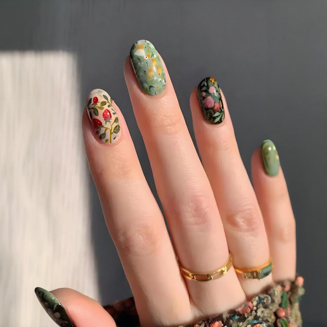 Kunstnagelset mit floralen Motiven und Glitzerakzenten Karnz