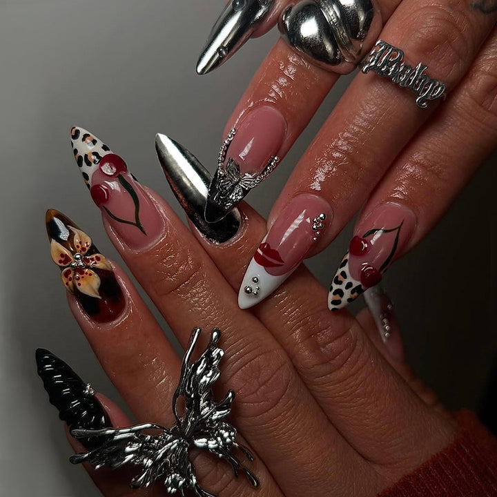 Kunstvolle Stiletto Fingernägel mit Einzigartigen Design-Elementen Karnz
