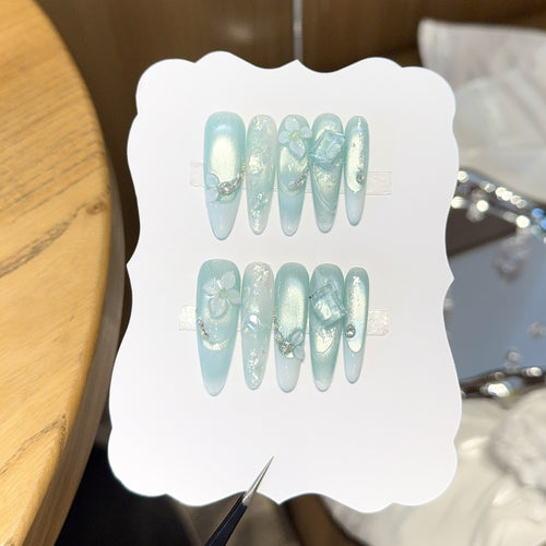 Kunstnägel mit Floralen Designs und Glitzereffekten Karnz