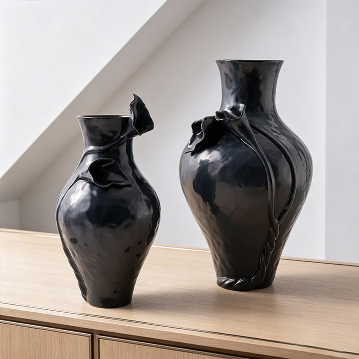 Elegante florale Metallvase