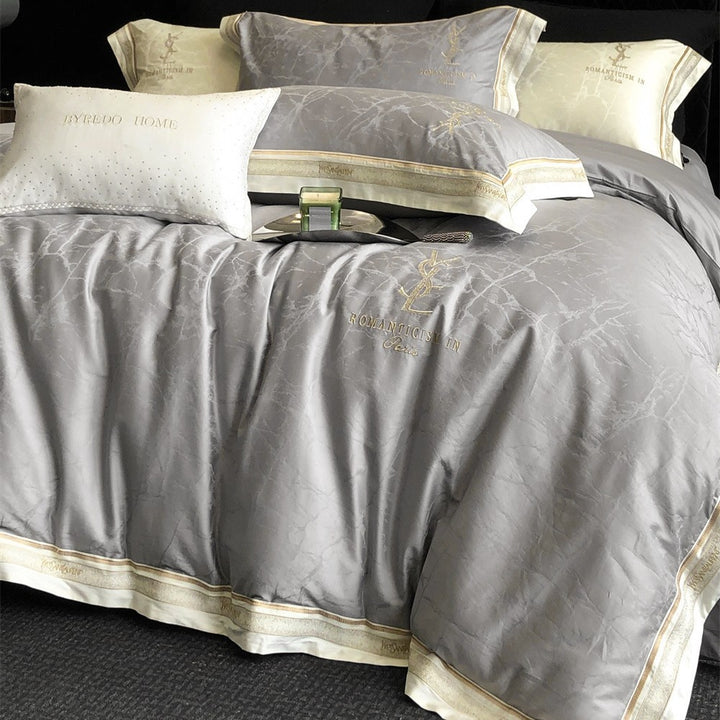Luxuriöses Satin-Bettwäsche-Set mit dezenter Marmorstruktur und goldener Stickbordüre