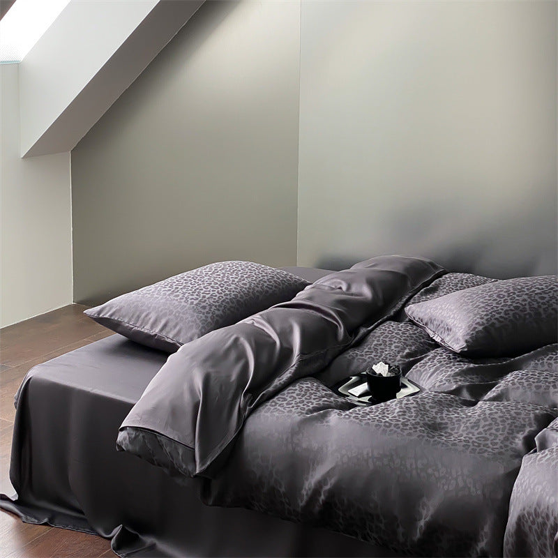 Luxuriöse Satin-Bettwäschegarnitur mit Jacquard-Leopardenmuster und seidig-mattem Finish