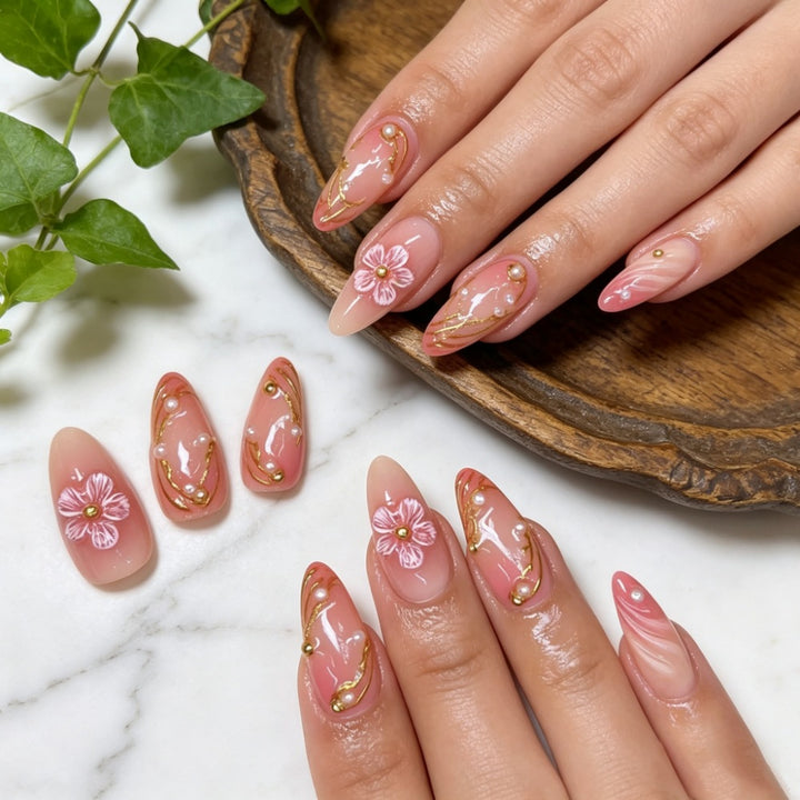 Kunstnägel mit Floralen Verzierungen und Goldakzenten Karnz