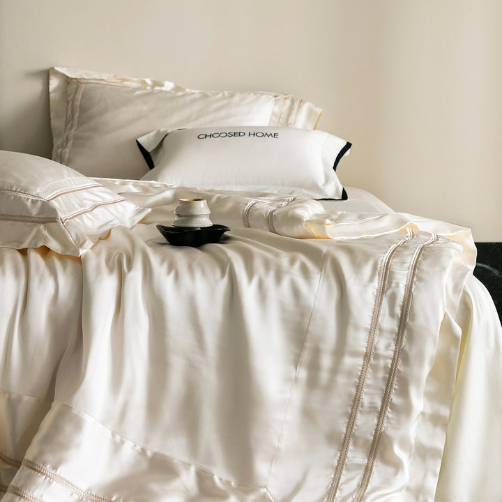 Luxuriöses Satin-Bettwäsche-Set mit Zierborten und seidig-glattem Griff