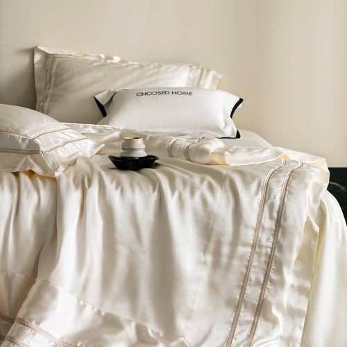 Luxuriöses Satin-Bettwäsche-Set mit Zierborten und seidig-glattem Griff