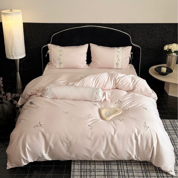 Luxuriöses Satin-Bettwäscheset mit bestickten Blütenapplikationen und Nackenrolle Karnz