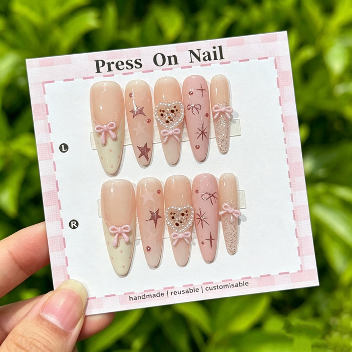 Dekoratives Press-On Nagelkunstset mit Schleifen- und Herzdrucken