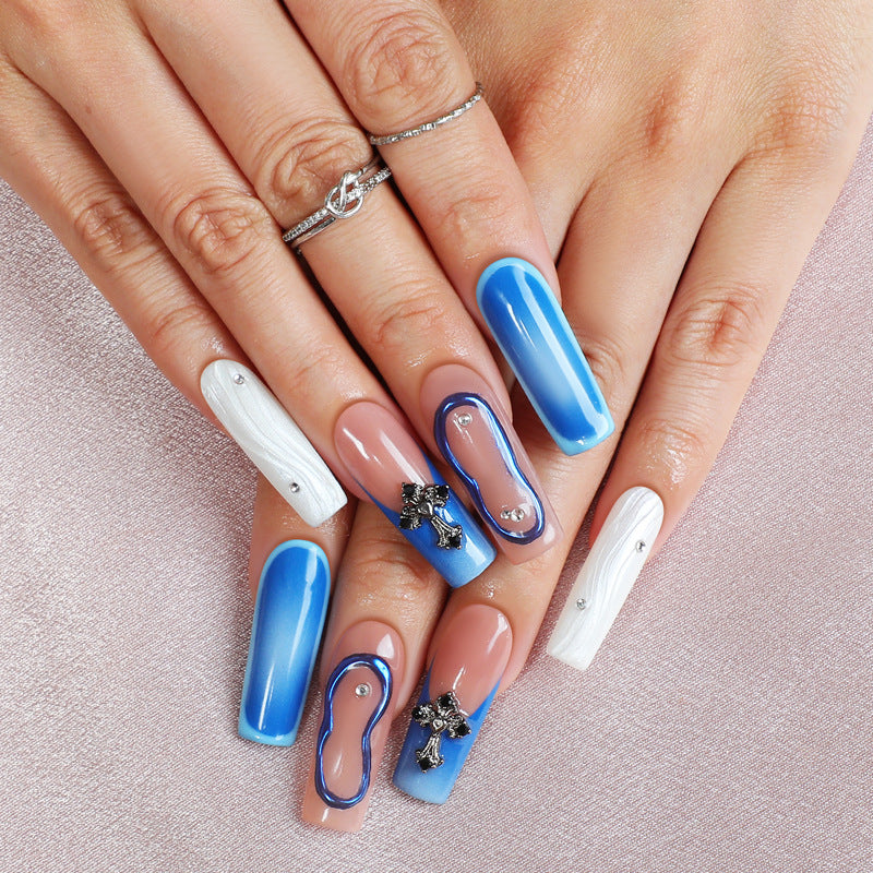 Kreatives Kunstnagelset mit glamourösen Designs Karnz