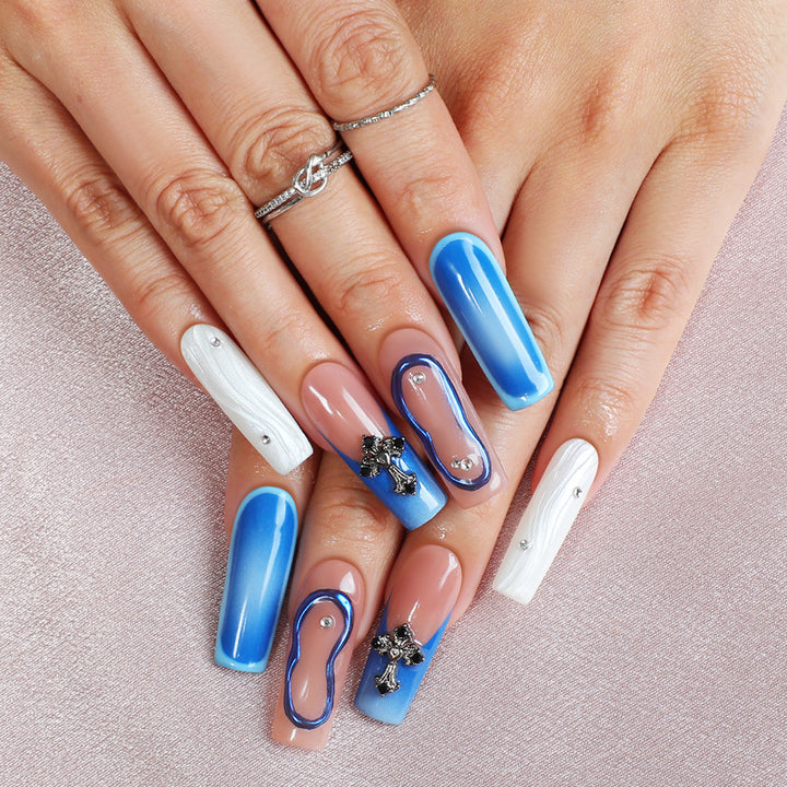 Kreatives Kunstnagelset mit glamourösen Designs Karnz