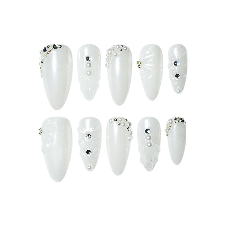 Elegante mit Strass veredelte Nagelspitzen Karnz