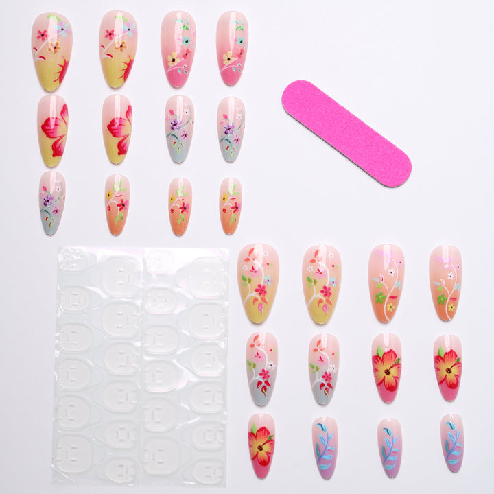 Kunstvolle Nagelspitzen mit floralen Designs Karnz