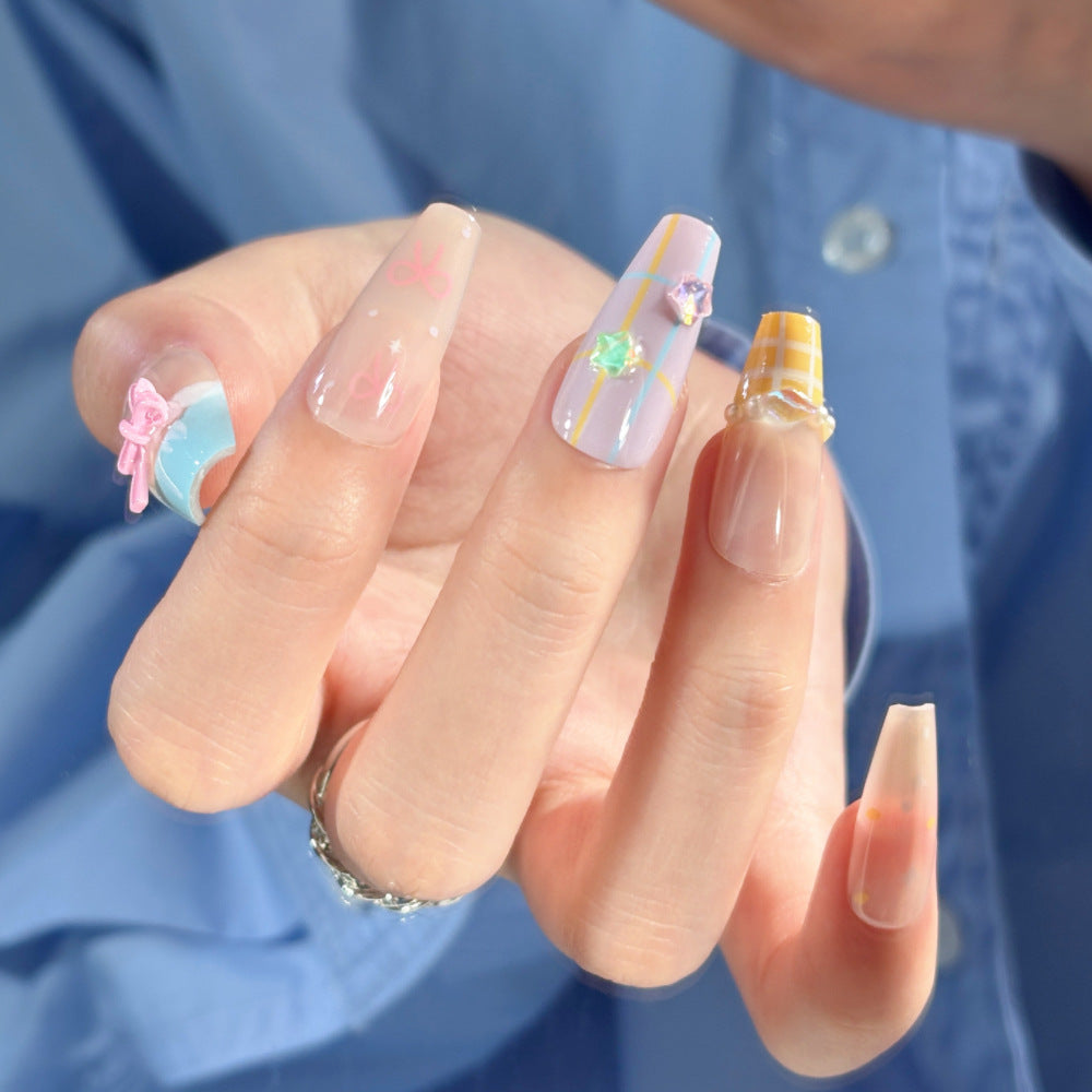 Künstlerisches Press-On-Nagel-Set mit fantasievollen Designs Karnz