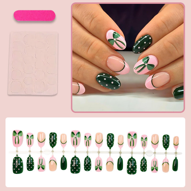 Kunstnagelset mit floralen Akzenten und verspielten Designs Karnz
