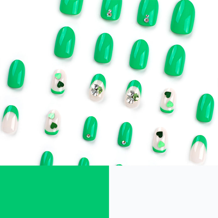 Kunstvolle Nagelverlängerungen mit liebenswerten Herzmotiven und Glitzerakzenten Karnz