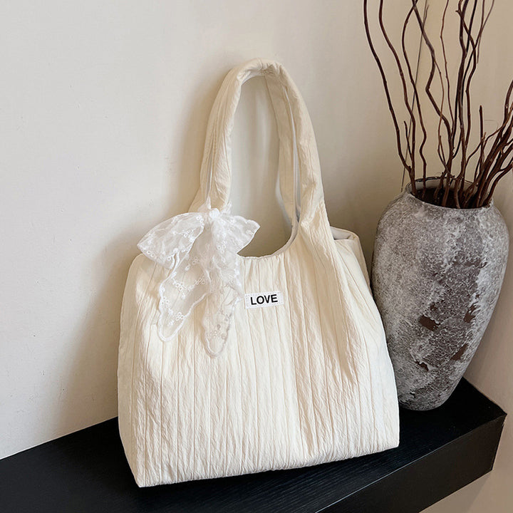 Freizeit-Tasche mit Strukturiertem Design und Verspieltem Schal Karnz