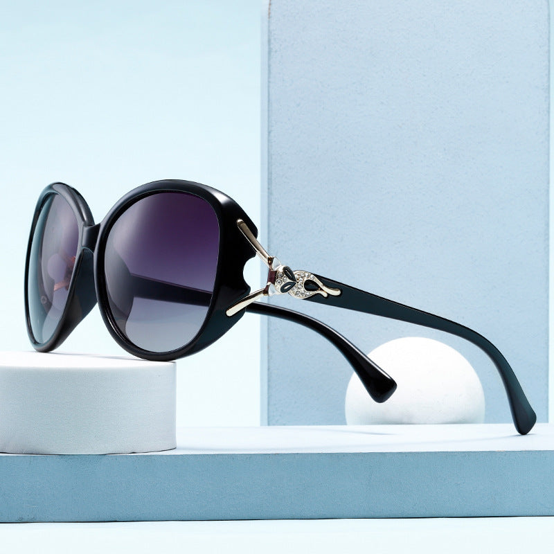 Damen Modische Sonnenbrille im eleganten Design mit auffälligen Verzierungen Karnz