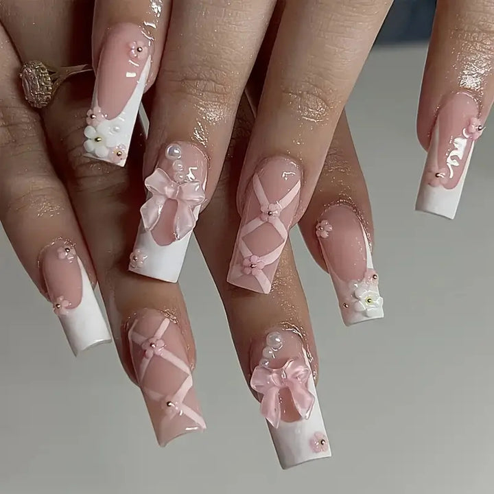 Dekorative Nagelverzierungen Karnz
