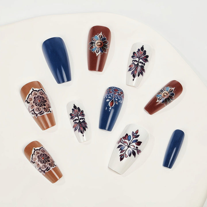 Kunstnägel im eleganten Floralen Design Karnz