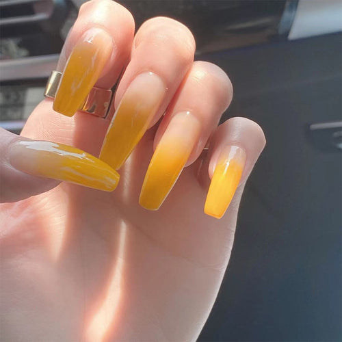 Künstliche Nagelverlängerungen im eleganten Ombre-Stil Karnz