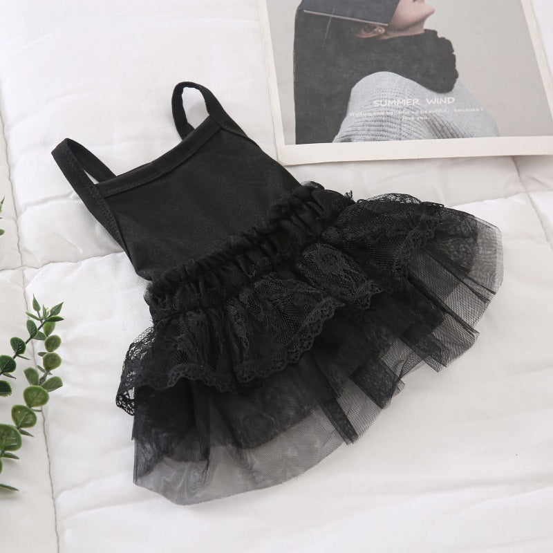 Säuglings-Tüllkleid mit Spitzenbesatz und Stufenärmelchen