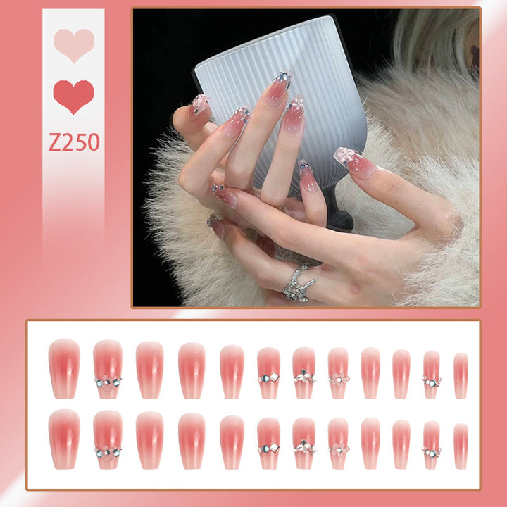 Kunstnagelset mit glamourösen 3D-Verzierungen und schimmernden Akzenten Karnz