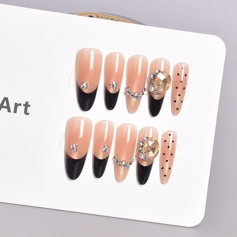 Elegantly gestaltete Press-On Nagelkunst Karnz