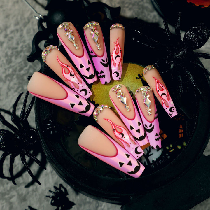 Künstliche Nagelkunst mit festlichem Design und Glitzervariationen Karnz