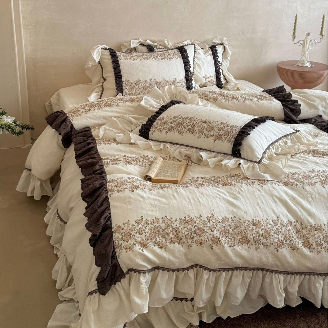 Vintage-inspiriertes Landhaus-Bettwäsche-Set mit Volant und floraler Bandstickerei