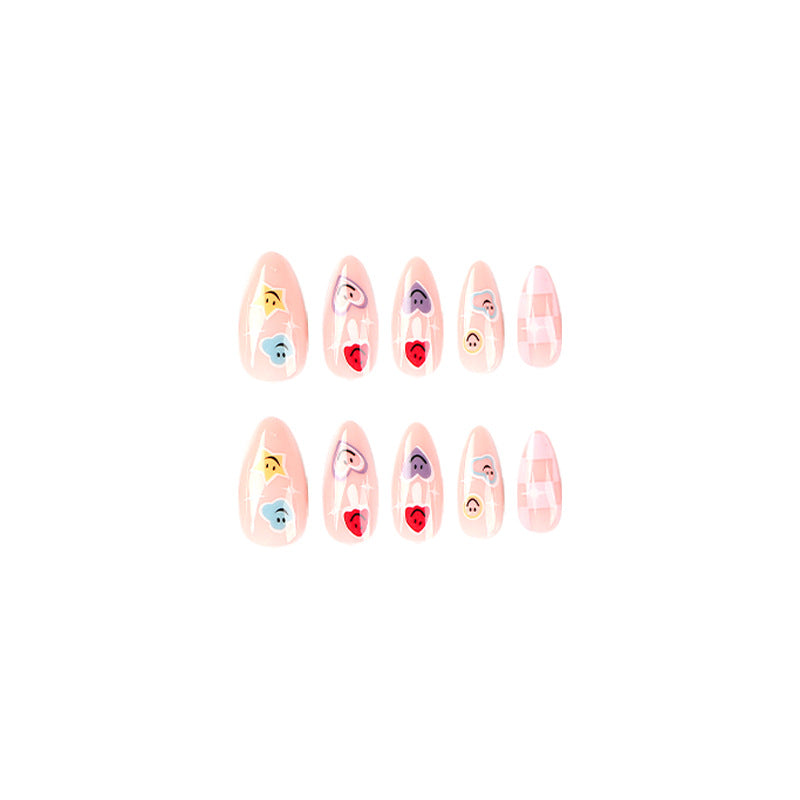 Kreative Nagelkunst mit verspielten Emoji-Motiven Karnz