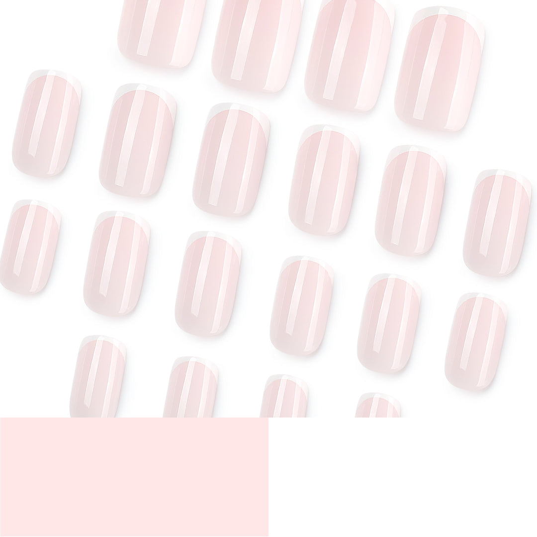 Klassische Nagelverlängerungen mit eleganten French-Spitzen Karnz