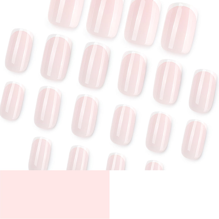 Klassische Nagelverlängerungen mit eleganten French-Spitzen Karnz