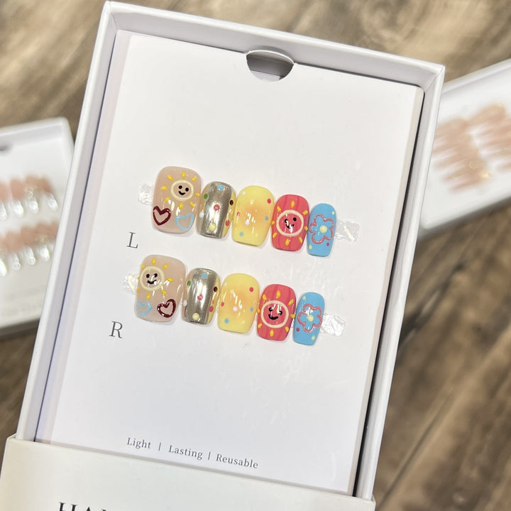Verspieltes Press-On Nagelkunstset mit Smiley-Gesichtern und Blumenmustern Karnz