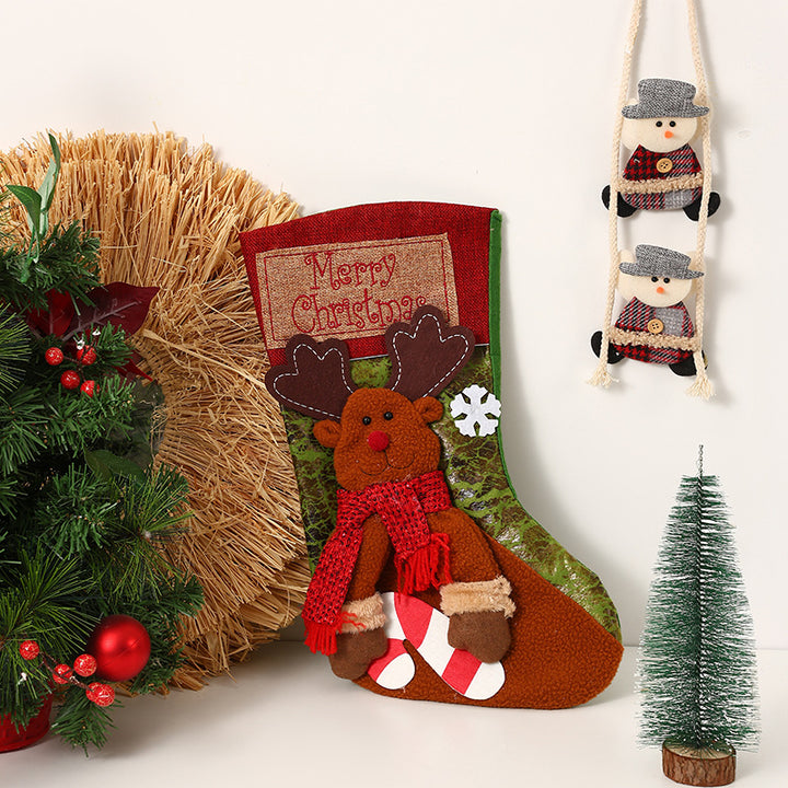 Festlicher Weihnachtsstrumpf mit liebevollen Santa-Motiven Karnz