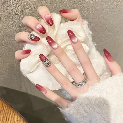 Kunstnägel mit Elegantem Ombre-Effekt und Strassverzierung Karnz
