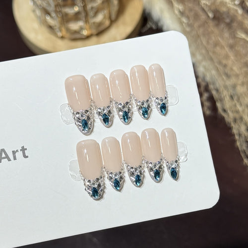 Elegantes Press-On-Nagelset mit Strassakzenten Karnz