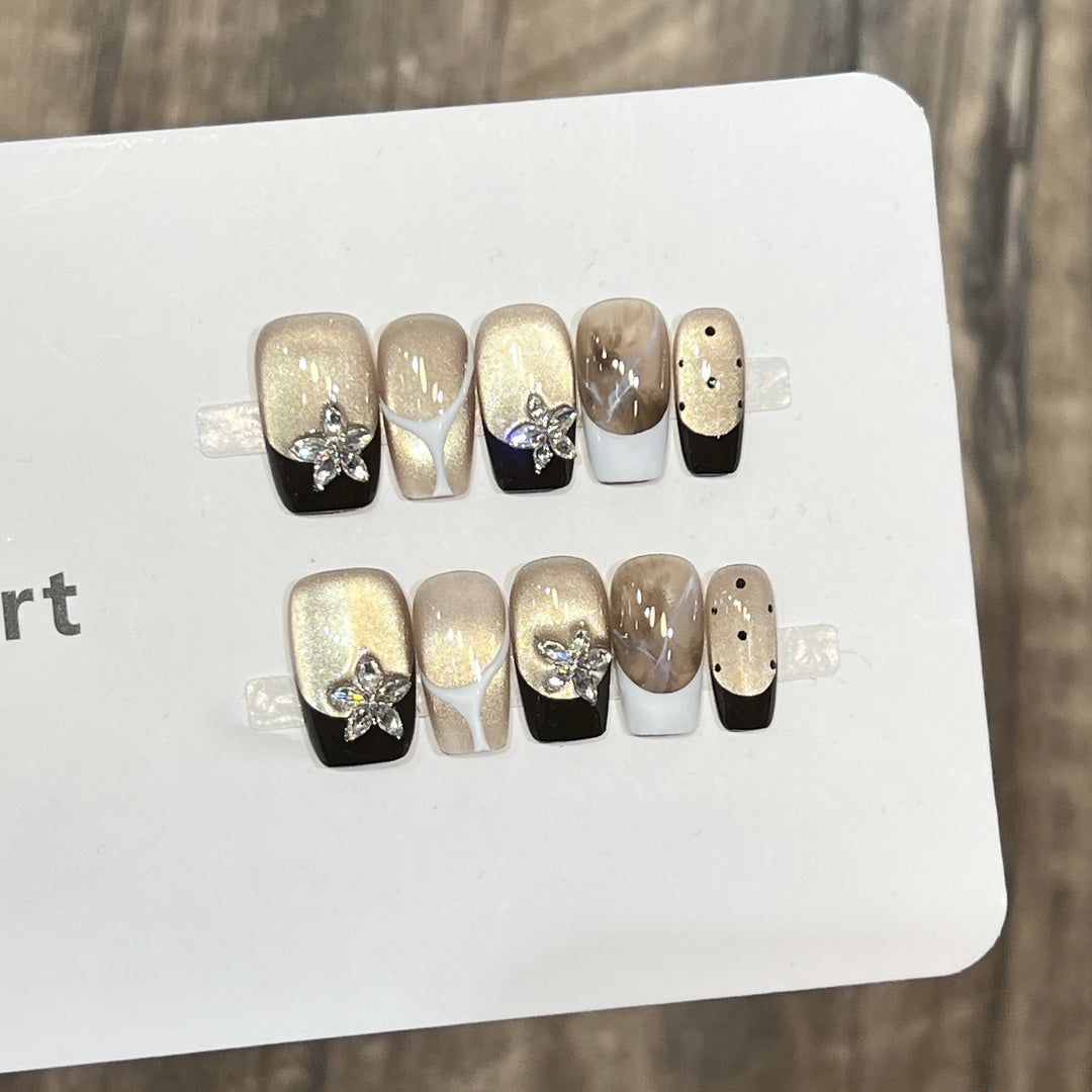 Elegantes Press-On Nail Art Set mit floralen Verzierungen Karnz