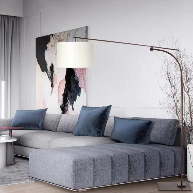 Verstellbare Bogenfußlampe mit elegantem Schirm
