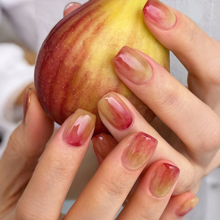 Kunstnagelset mit eleganten Farbverläufen und kreativen Akzenten Karnz