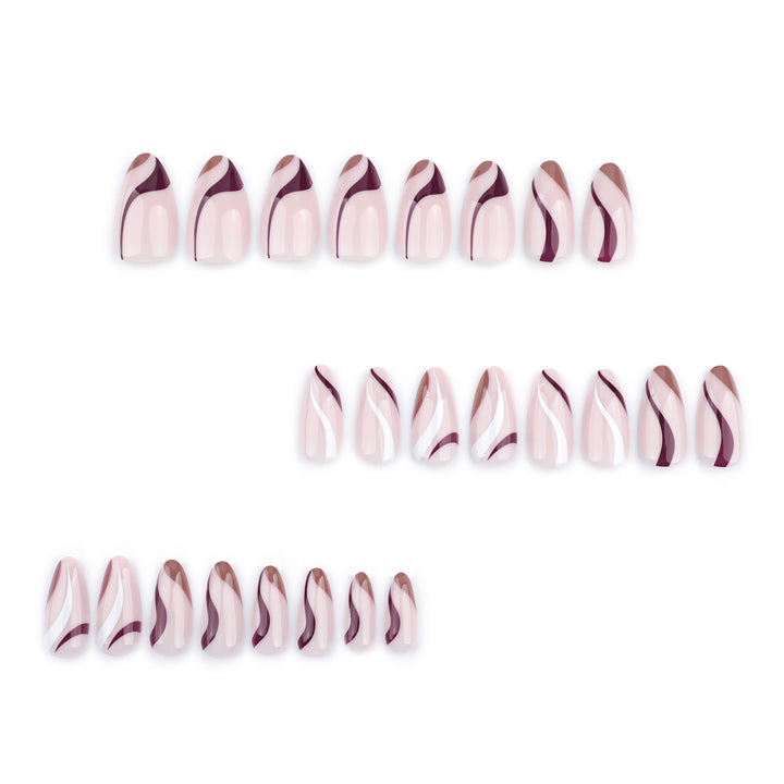 Elegante Nagelkunst mit modernem Wellenmuster und Glitzerakzenten Karnz