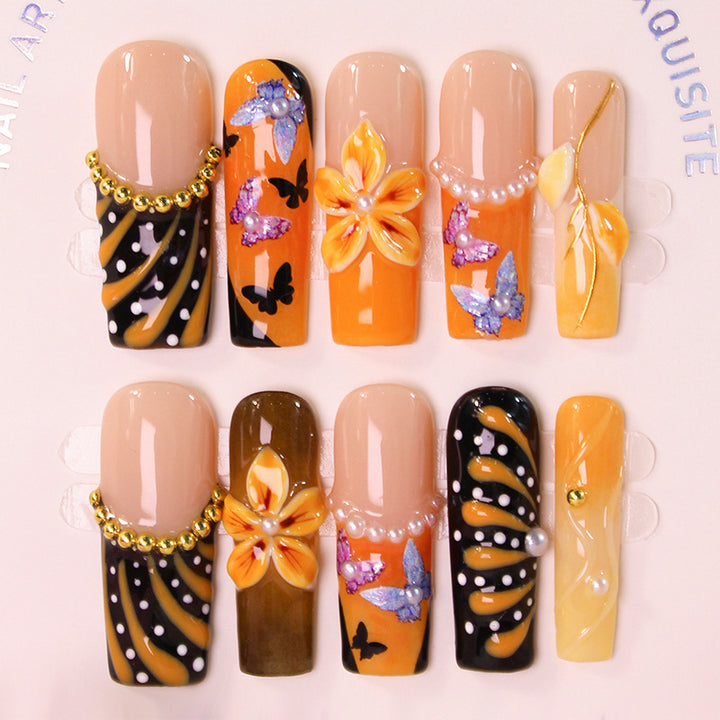 Kunstnagelset mit eleganten Blumen- und Schmetterlingsmotiven Karnz
