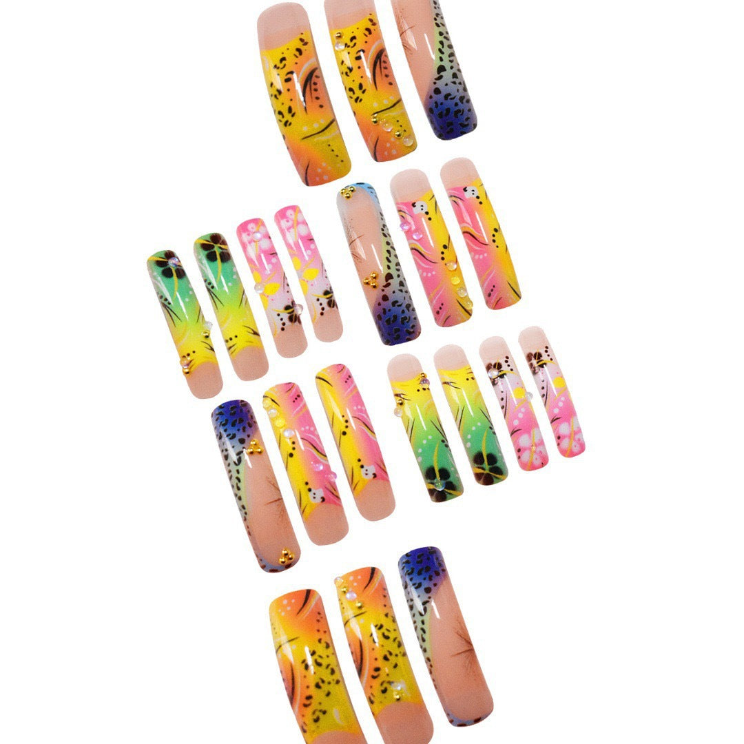 Farbenfrohe Künstlerische Nagelverzierungen Karnz