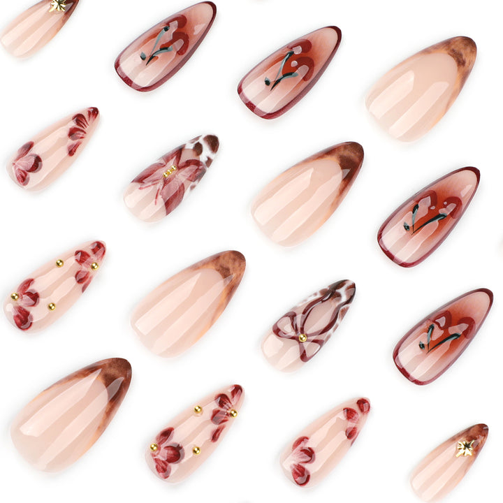 Kunstvolle Nagelverlängerungen mit floralen Akzenten Karnz