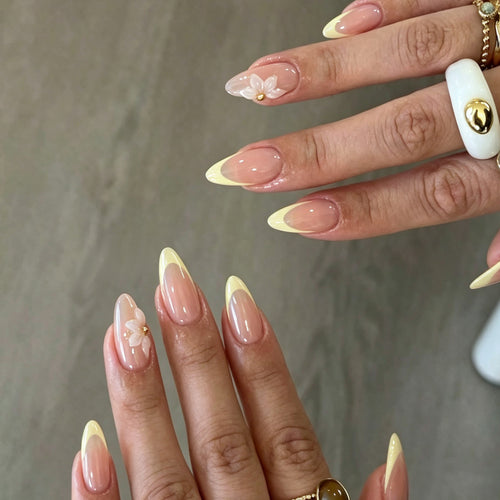 Kunstnagelset mit eleganten Blütenverzierungen und luxuriösem Farbverlauf Karnz