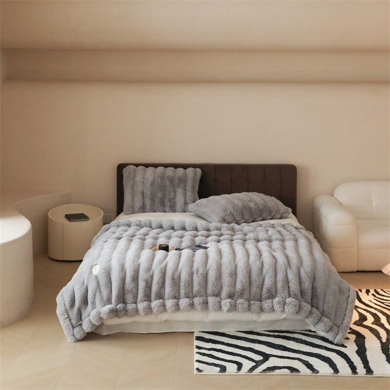 Kuscheldecke aus Kunstfell mit geripptem Strukturdesign und samtweichem Flor