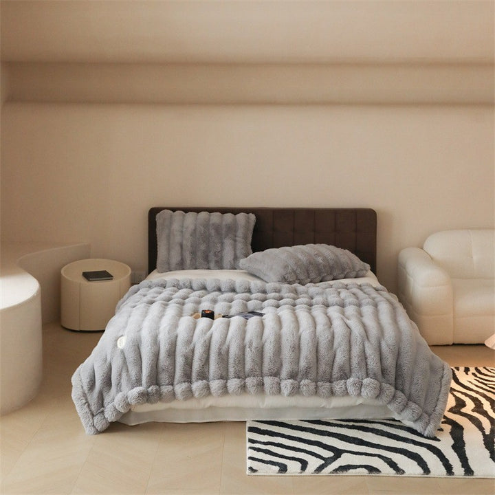 Kuscheldecke aus Kunstfell mit geripptem Strukturdesign und samtweichem Flor