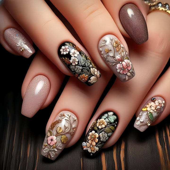 Elegante Nagelkunst mit Schwarz-Weiß-Kontrast Karnz