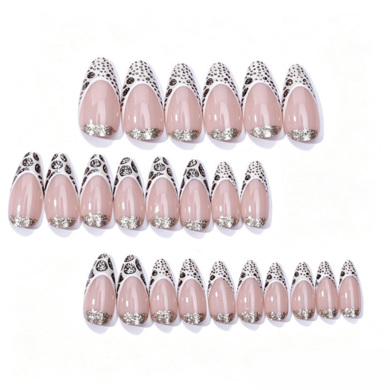 Elegante Stiletto Press-On Nagelkunst mit Glitzerakzenten