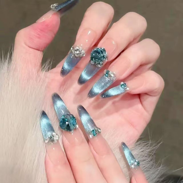 Künstlerische Stiletto Press-On Nagelkunst mit schimmernden Akzenten Karnz