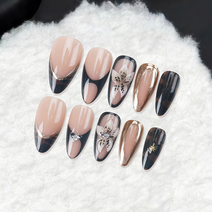 Künstlerisches Press-On-Nagelset mit eleganten floralen und abstrakten Designs Karnz