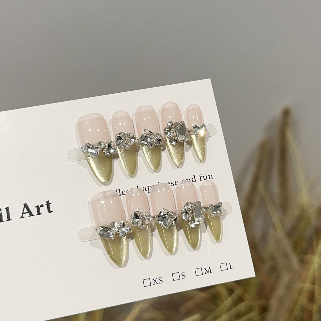Glamouröse mit Strass veredelte Druck-Nagelkunst